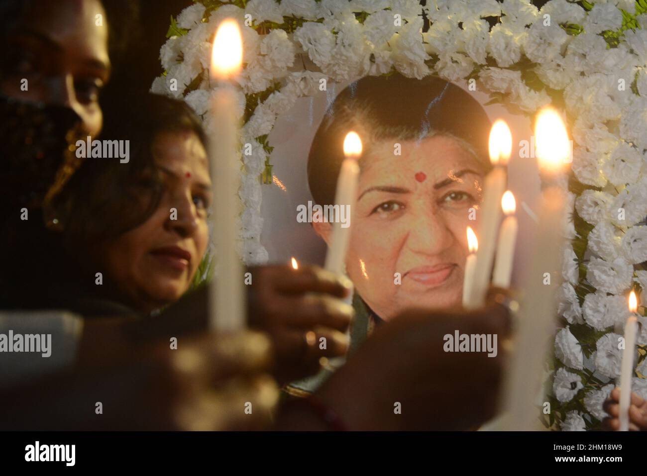 Kolkata, Inde.06th févr. 2022.Bougie lumière hommages à la célèbre chanteuse Lata Mangeshkar pour payer le dernier respect.L'Inde a perdu Lata Mangeshkar aujourd'hui, elle avait 92 ans et peut-être la chanteuse la plus vénérée et la plus connue qui a inspiré des générations d'artistes du sous-continent pendant près d'un siècle.Elle a contracté Covid-19 et a été admise à l'hôpital Breach Candy de Mumbai le mois dernier après avoir souffert de symptômes graves de pneumonie.(Photo de Rahul Sadhukhan/Pacific Press) Credit: Pacific Press Media production Corp./Alay Live News Banque D'Images