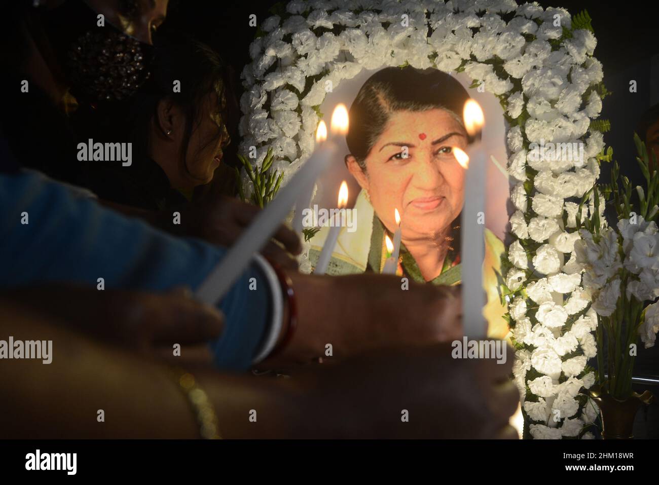 Kolkata, Inde.06th févr. 2022.Bougie lumière hommages à la célèbre chanteuse Lata Mangeshkar pour payer le dernier respect.L'Inde a perdu Lata Mangeshkar aujourd'hui, elle avait 92 ans et peut-être la chanteuse la plus vénérée et la plus connue qui a inspiré des générations d'artistes du sous-continent pendant près d'un siècle.Elle a contracté Covid-19 et a été admise à l'hôpital Breach Candy de Mumbai le mois dernier après avoir souffert de symptômes graves de pneumonie.(Photo de Rahul Sadhukhan/Pacific Press) Credit: Pacific Press Media production Corp./Alay Live News Banque D'Images