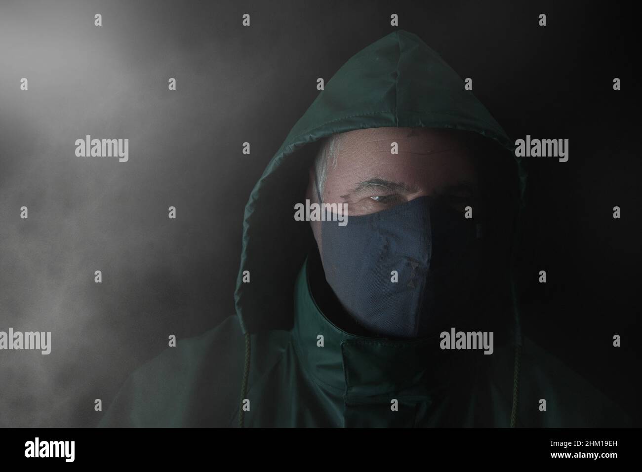 Homme masqué dans le brouillard. Banque D'Images