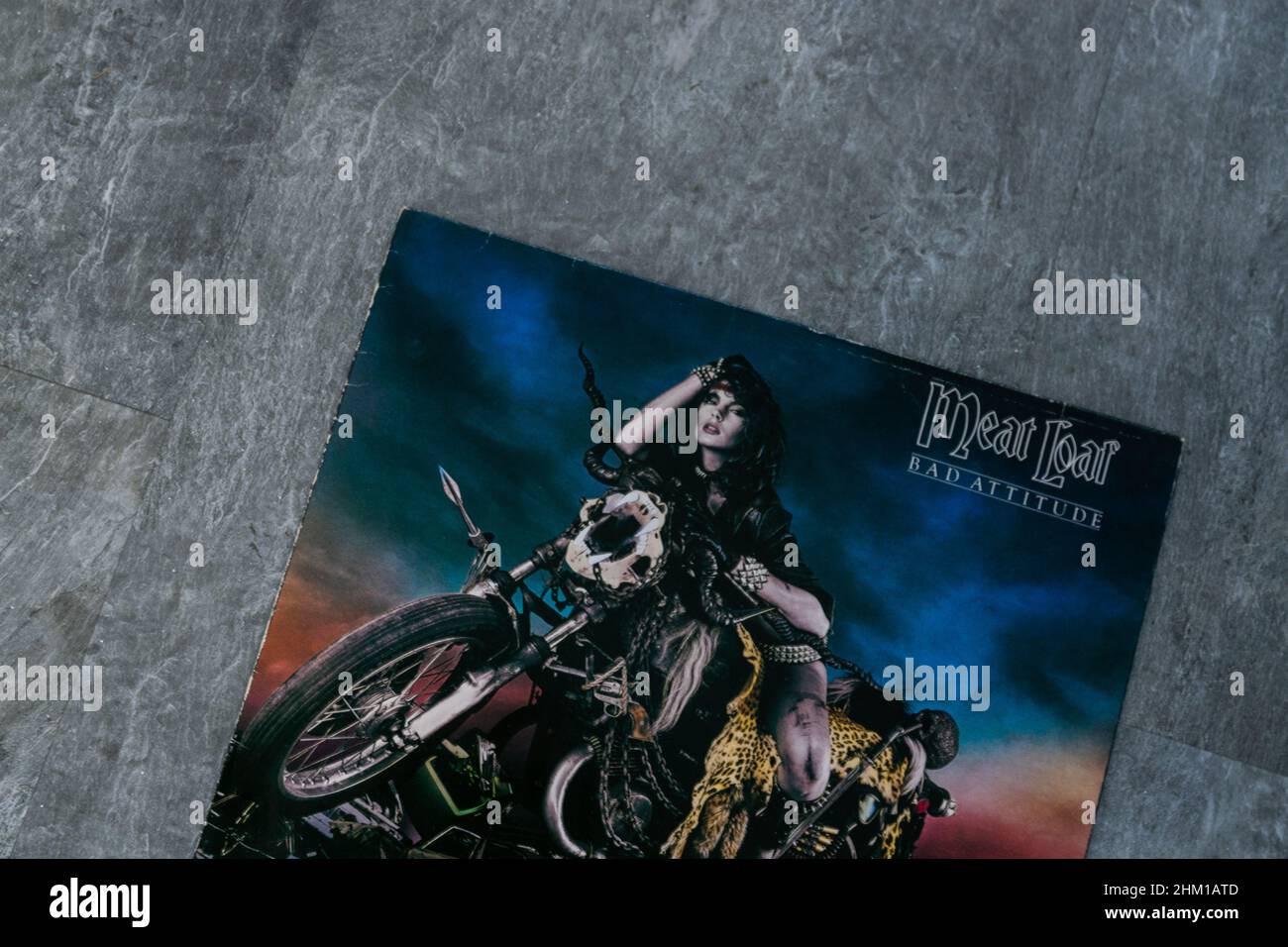 Hull, Royaume-Uni - 6 février 2022 : couverture de l'album Meatloaf Vinyl.Le pain de viande est un chanteur et acteur américain de renommée mondiale connu pour des hits tels que Bat Out of Hell.Vinyle Banque D'Images