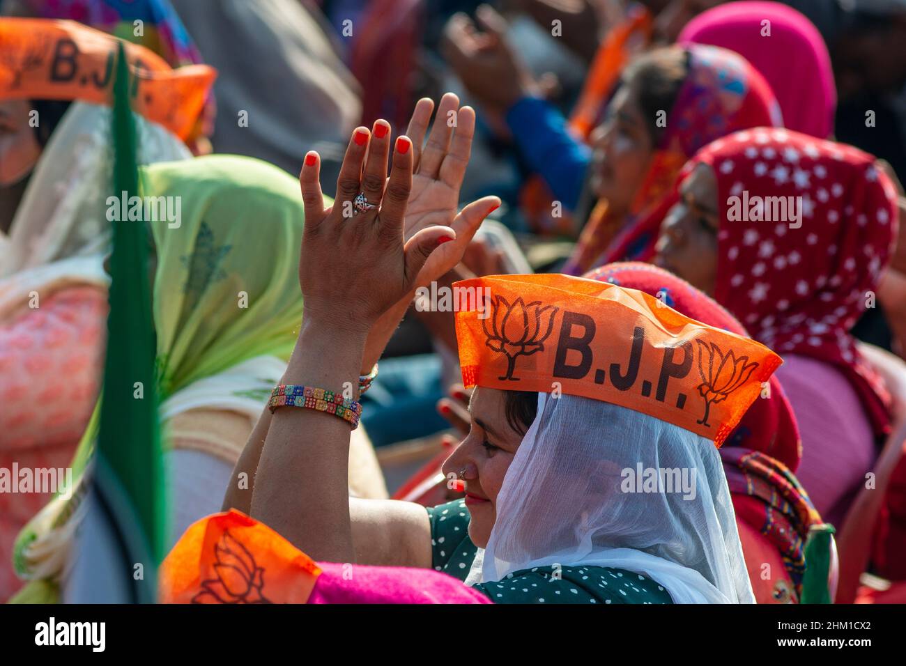 Bagpat, Inde.06th févr. 2022.Des femmes locales assistent au rassemblement Amit Shah (leader du parti Bharatiya Janata et ministre indien de l'intérieur de l'Union) au Prithviraj Degree College dans le district de Bagpat.Crédit : SOPA Images Limited/Alamy Live News Banque D'Images