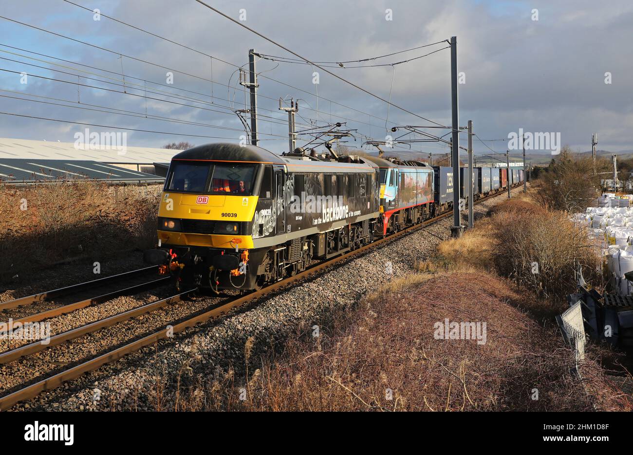 DB 90039 & 90024 passent Carnforth sur 4.2.22 avec 4M25 Mossend à Daventry. Banque D'Images