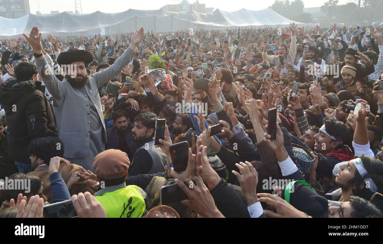 Lahore, Pakistan.06th févr. 2022.Le chef de Tehreek-e-Labbaik Pakistan (TLP) Hafiz Saad Hussain Rizvi a donné des signes à ses partisans lors de sa cérémonie de mariage (Waleema) au stade de cricket de Sabzazar à Lahore.(Photo de Rana Sajid Hussain/Pacific Press) Credit: Pacific Press Media production Corp./Alay Live News Banque D'Images