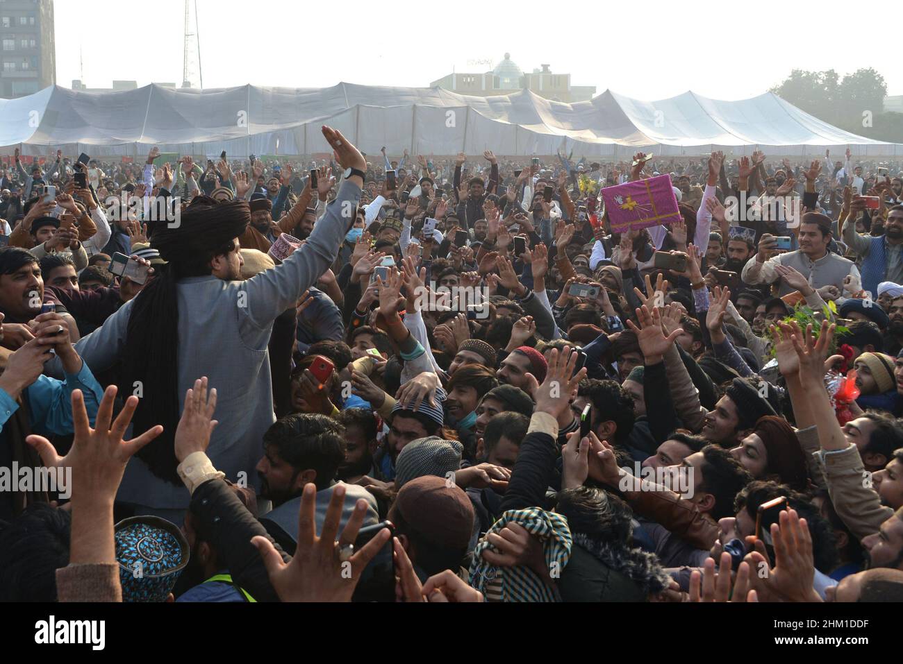 Lahore, Pakistan.06th févr. 2022.Le chef de Tehreek-e-Labbaik Pakistan (TLP) Hafiz Saad Hussain Rizvi a donné des signes à ses partisans lors de sa cérémonie de mariage (Waleema) au stade de cricket de Sabzazar à Lahore.(Photo de Rana Sajid Hussain/Pacific Press) Credit: Pacific Press Media production Corp./Alay Live News Banque D'Images