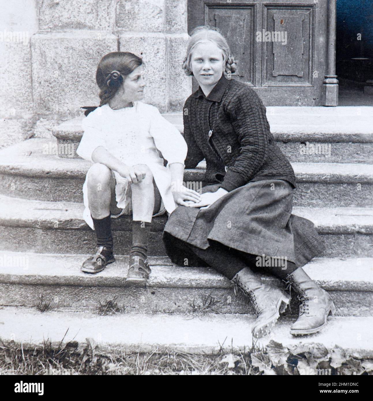 Famille ambum d'une jeune fille suisse riche pendant ses vacances d'été. Elle avec un ami à Trient, Suisse (1912) Banque D'Images