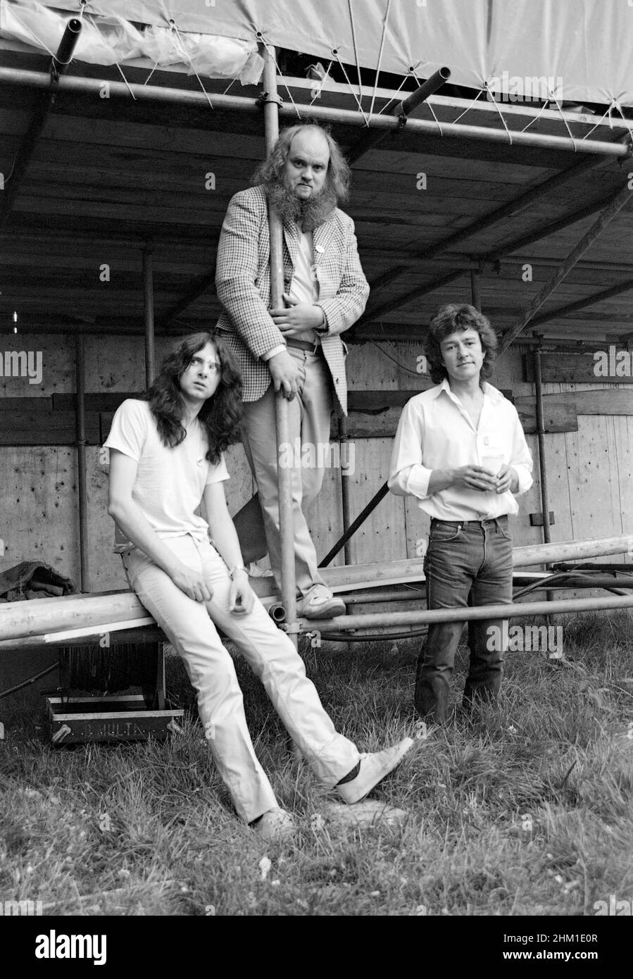 Les membres du groupe de rock Enid sont en coulisses au Reading Festival de 1982, en Angleterre. Banque D'Images