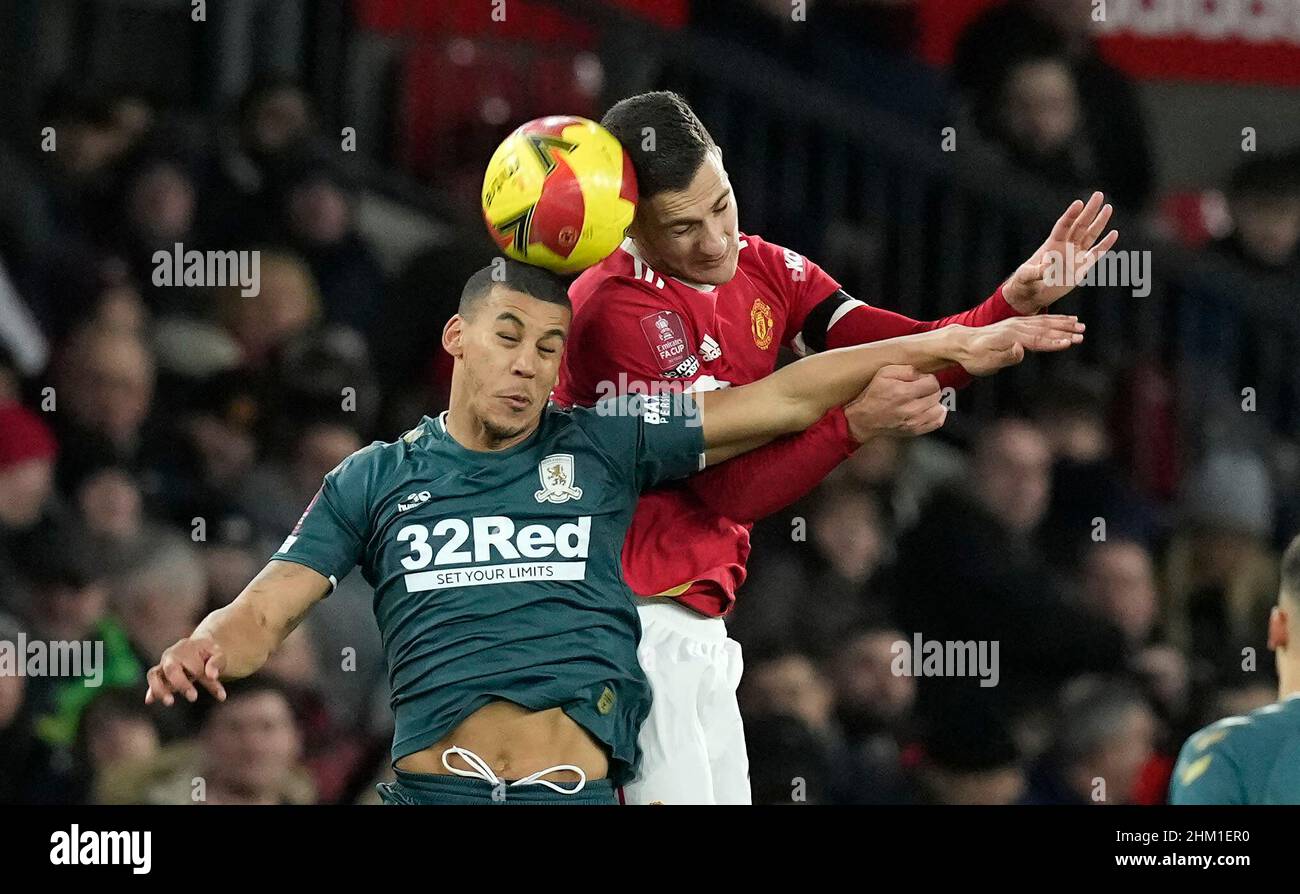 Manchester, Angleterre, le 4th février 2022.Lee Peltier de Middlesbrough (L) remporte un titre de Diogo Dalot de Manchester United lors du match de la coupe Emirates FA à Old Trafford, Manchester.Crédit photo devrait se lire: Andrew Yates / Sportimage crédit: Sportimage / Alay Live News Banque D'Images