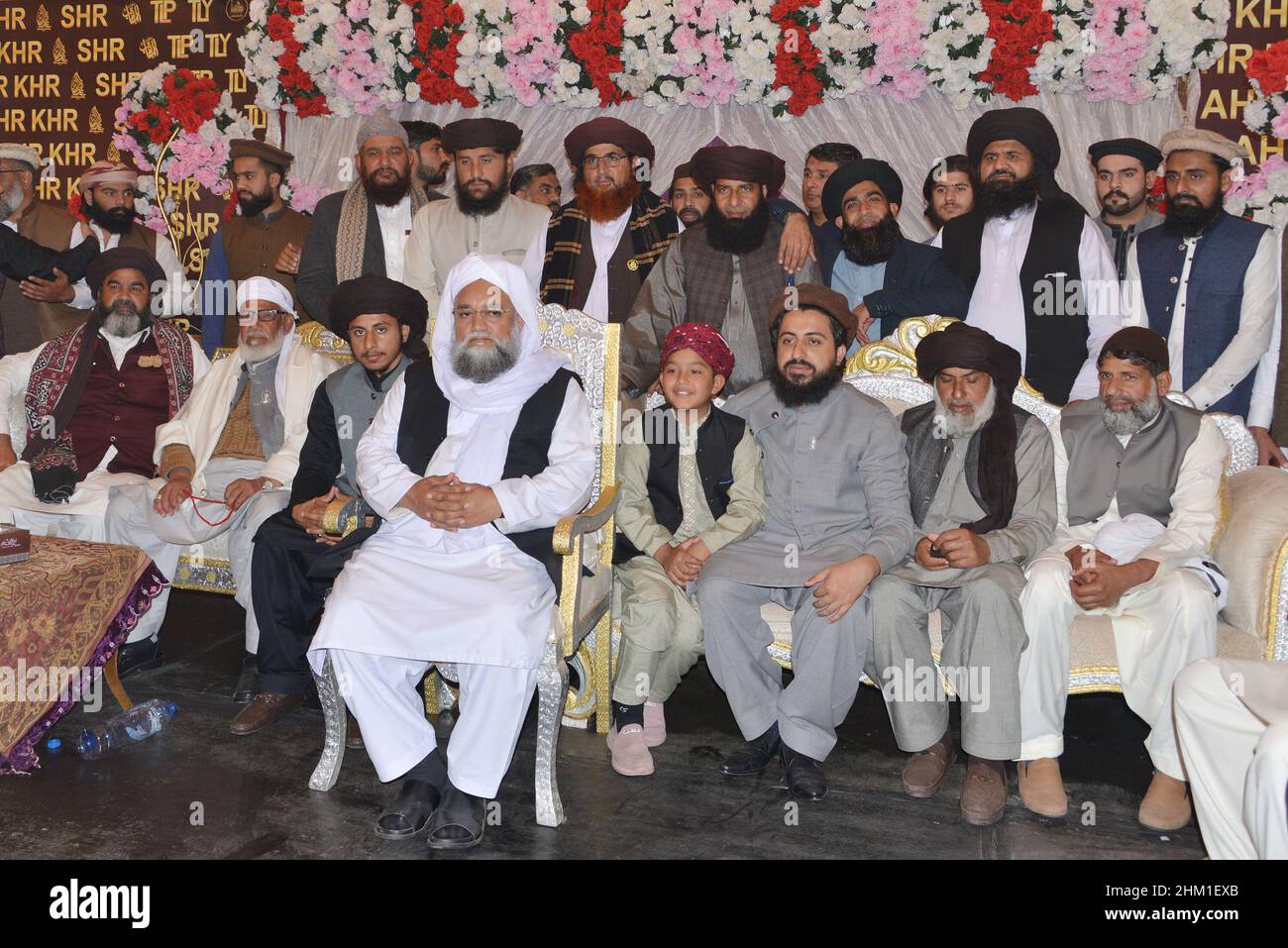 Lahore, Punjab, Pakistan.6th févr. 2022.Le chef de Tehreek-e-Labbaik Pakistan (TLP) Hafiz Saad Hussain Rizvi a donné des signes à ses partisans lors de sa cérémonie de mariage (Waleema) au stade de cricket de Sabzazar à Lahore.(Credit image: © Rana Sajid Hussain/Pacific Press via ZUMA Press Wire) Banque D'Images