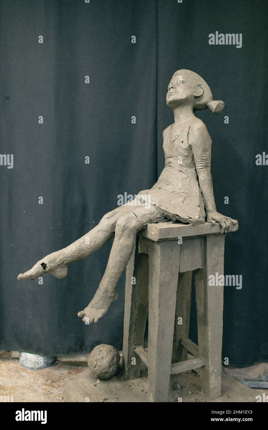Femme argile humaine femme sculpture.Atelier de création d'artisanat de  statue Photo Stock - Alamy