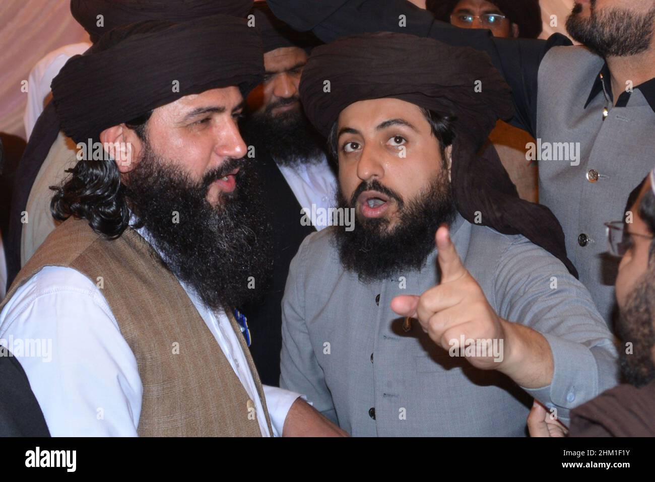 Lahore, Punjab, Pakistan.6th févr. 2022.Le chef de Tehreek-e-Labbaik Pakistan (TLP) Hafiz Saad Hussain Rizvi a donné des signes à ses partisans lors de sa cérémonie de mariage (Waleema) au stade de cricket de Sabzazar à Lahore.(Credit image: © Rana Sajid Hussain/Pacific Press via ZUMA Press Wire) Banque D'Images