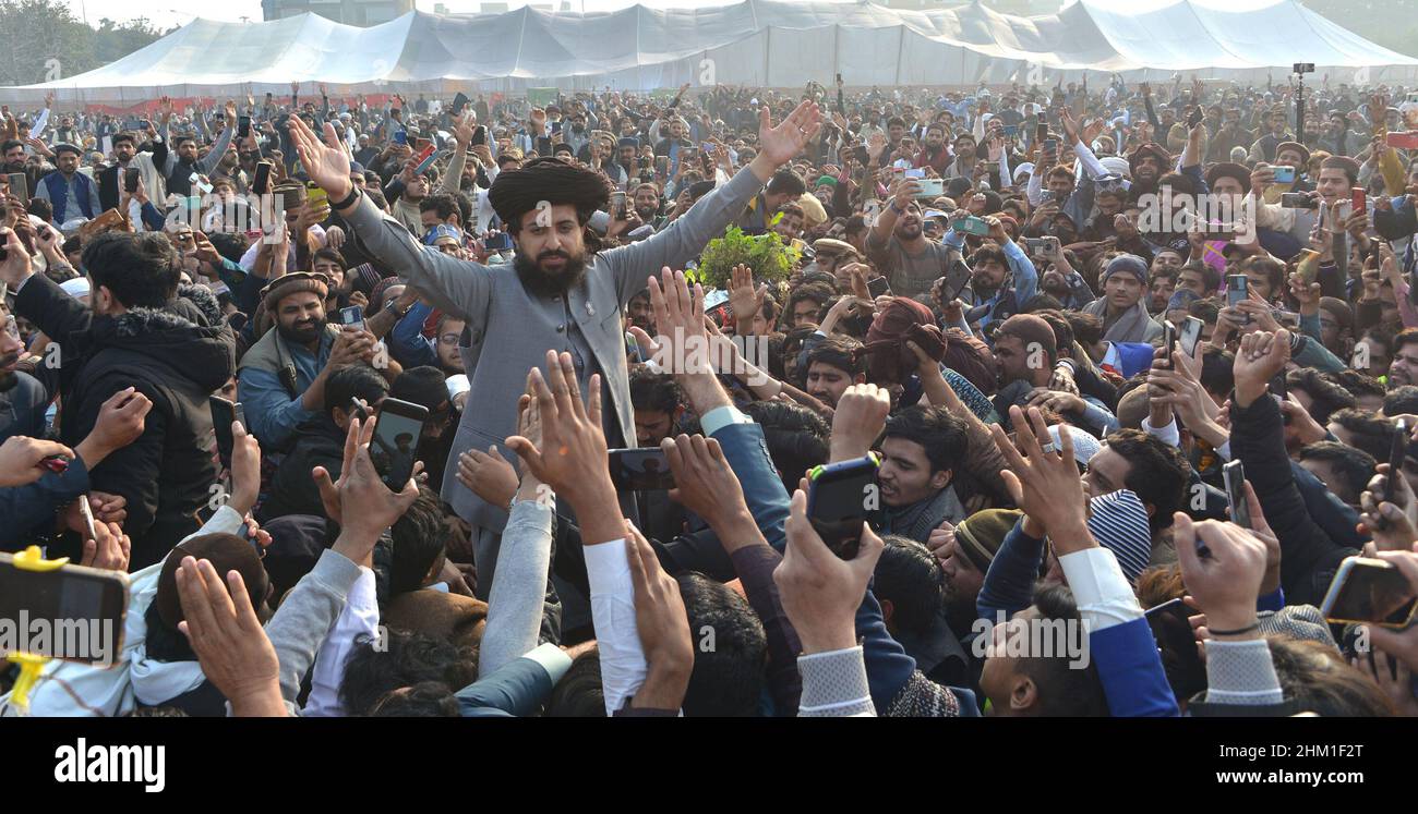 Lahore, Punjab, Pakistan.6th févr. 2022.Le chef de Tehreek-e-Labbaik Pakistan (TLP) Hafiz Saad Hussain Rizvi a donné des signes à ses partisans lors de sa cérémonie de mariage (Waleema) au stade de cricket de Sabzazar à Lahore.(Credit image: © Rana Sajid Hussain/Pacific Press via ZUMA Press Wire) Banque D'Images