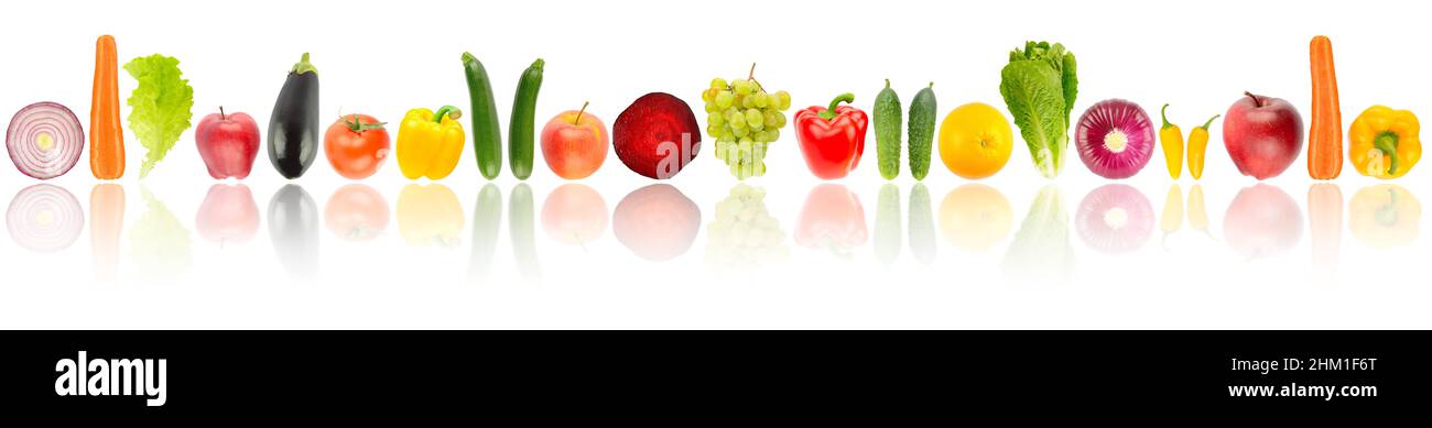 Fruits et légumes frais disposés en une rangée avec réflexion lumineuse isolée sur fond blanc. Banque D'Images