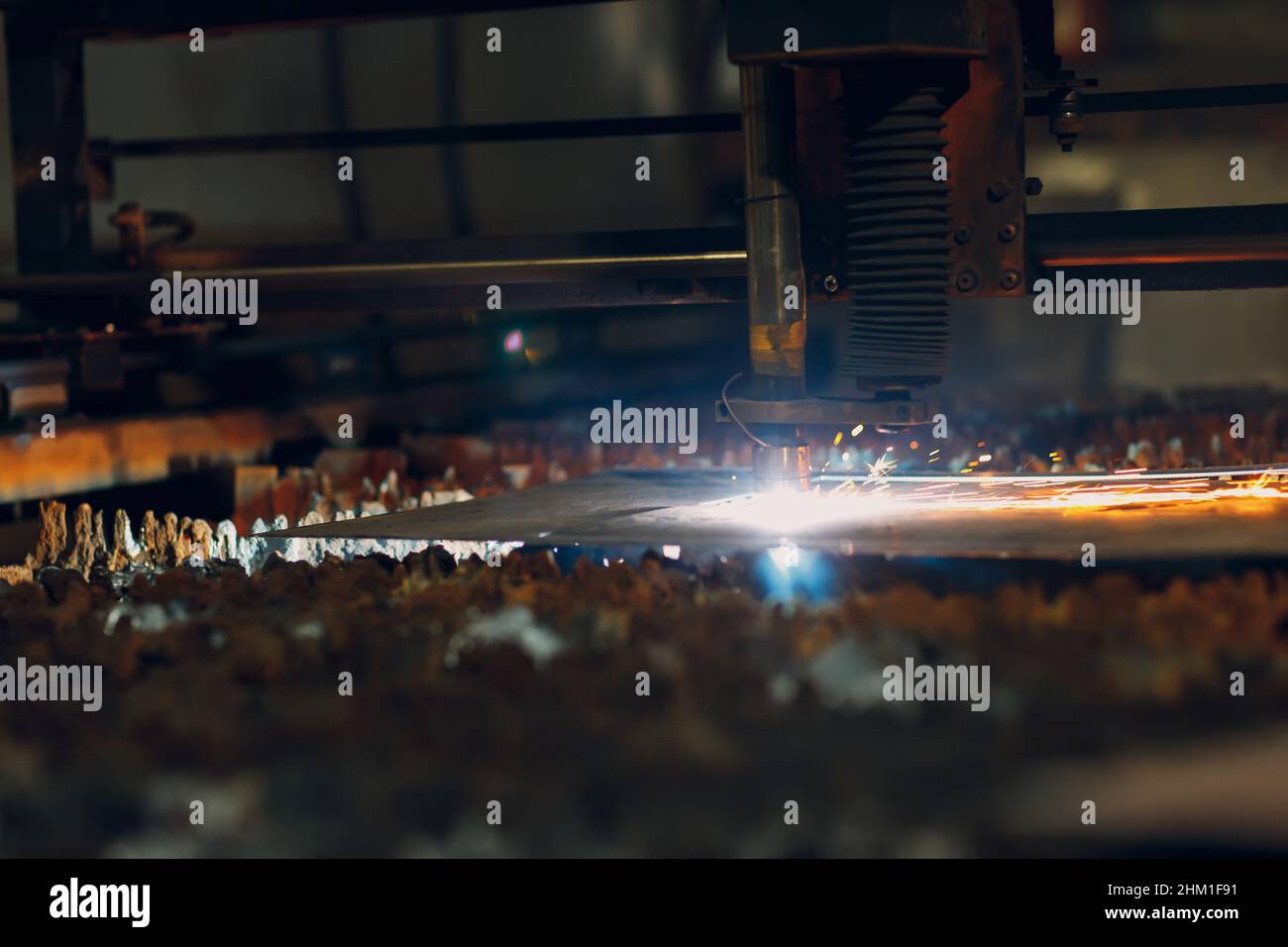 Machine automatique de découpe au laser cnc travaillant avec des tôles avec des étincelles.Usine de fabrication industrielle de métaux. Banque D'Images