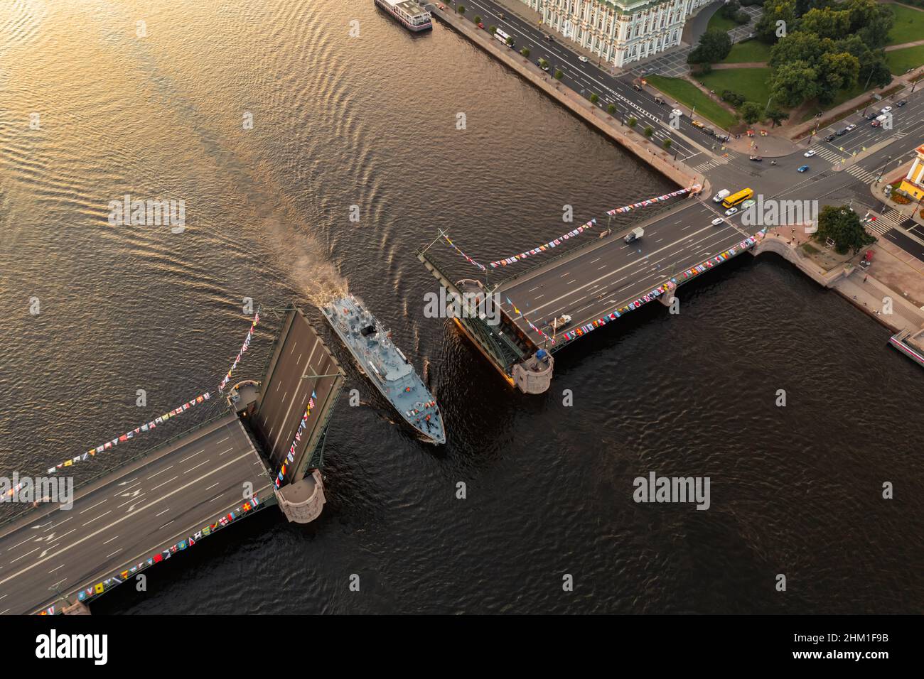Paysage aérien de navire de guerre passe sous un pont-levis surélevé du Palais, vue de dessus, couleur noire de l'eau, la rivière Neva avant les vacances du russe Banque D'Images