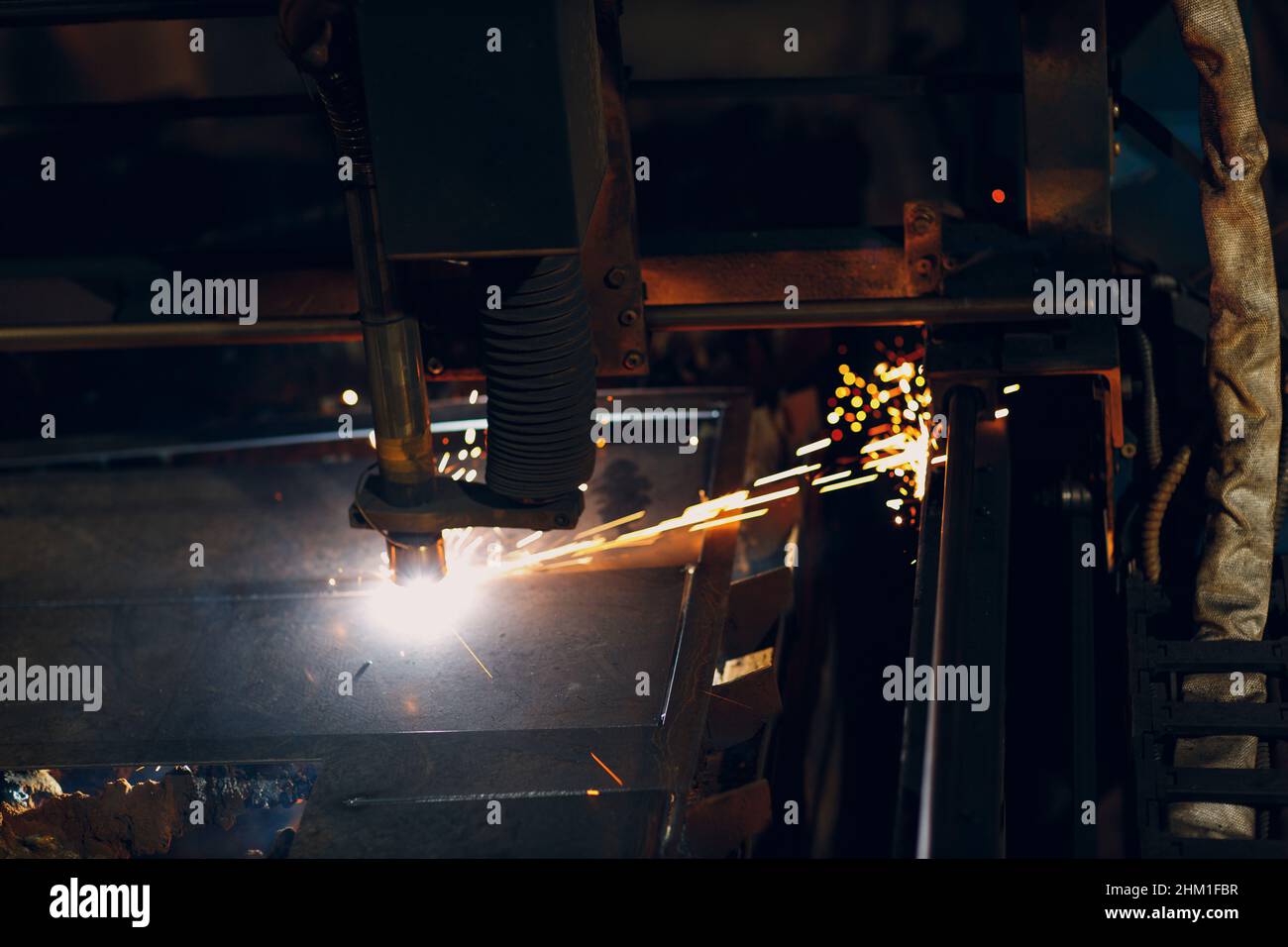Machine automatique de découpe au laser cnc travaillant avec des tôles avec des étincelles.Usine de fabrication industrielle de métaux. Banque D'Images