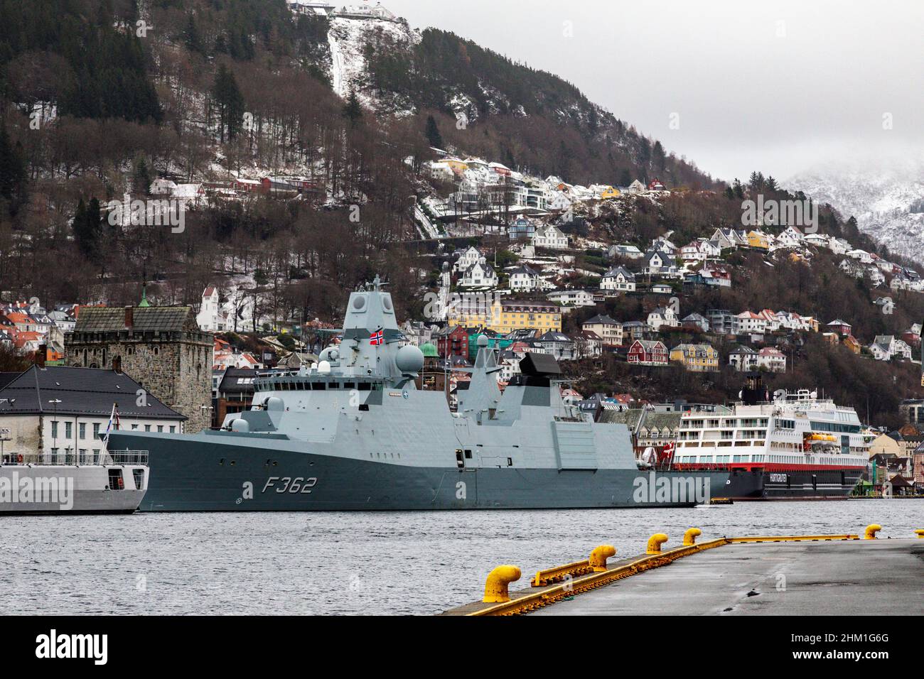 Frégate de classe Huitfeldt danoise F362 HDMS Peter Willemoes au quai Festningskaien dans le port de Bergen, Norvège. Un hiver sombre, pluvieux et brumeux Banque D'Images