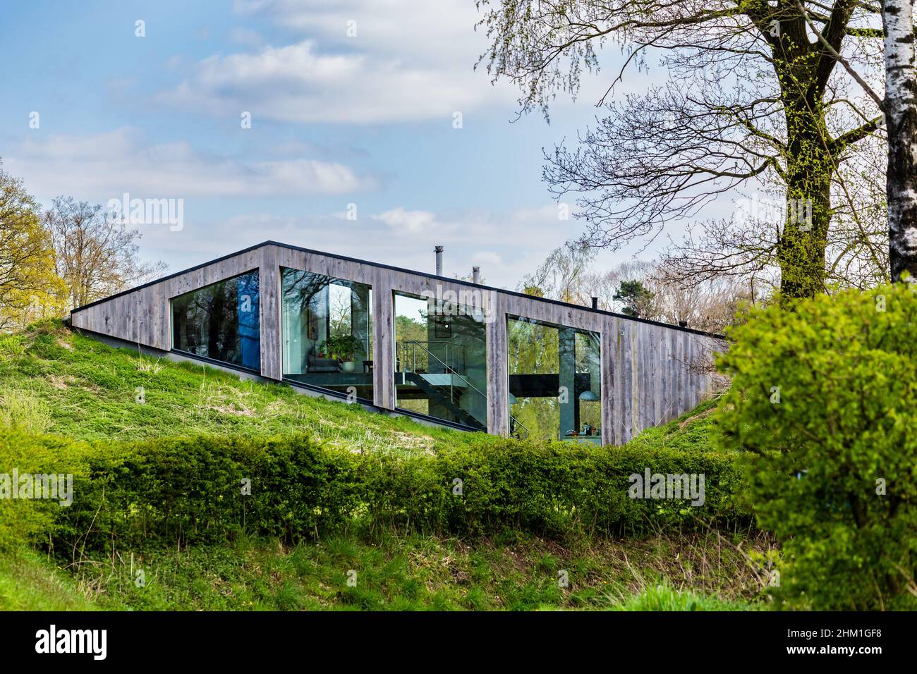 Diepenheim, pays-Bas - 25 avril 2021 : maison moderne et durable, enchâssée dans une petite colline, dans le paysage de Hof van Twente, aux pays-Bas Banque D'Images