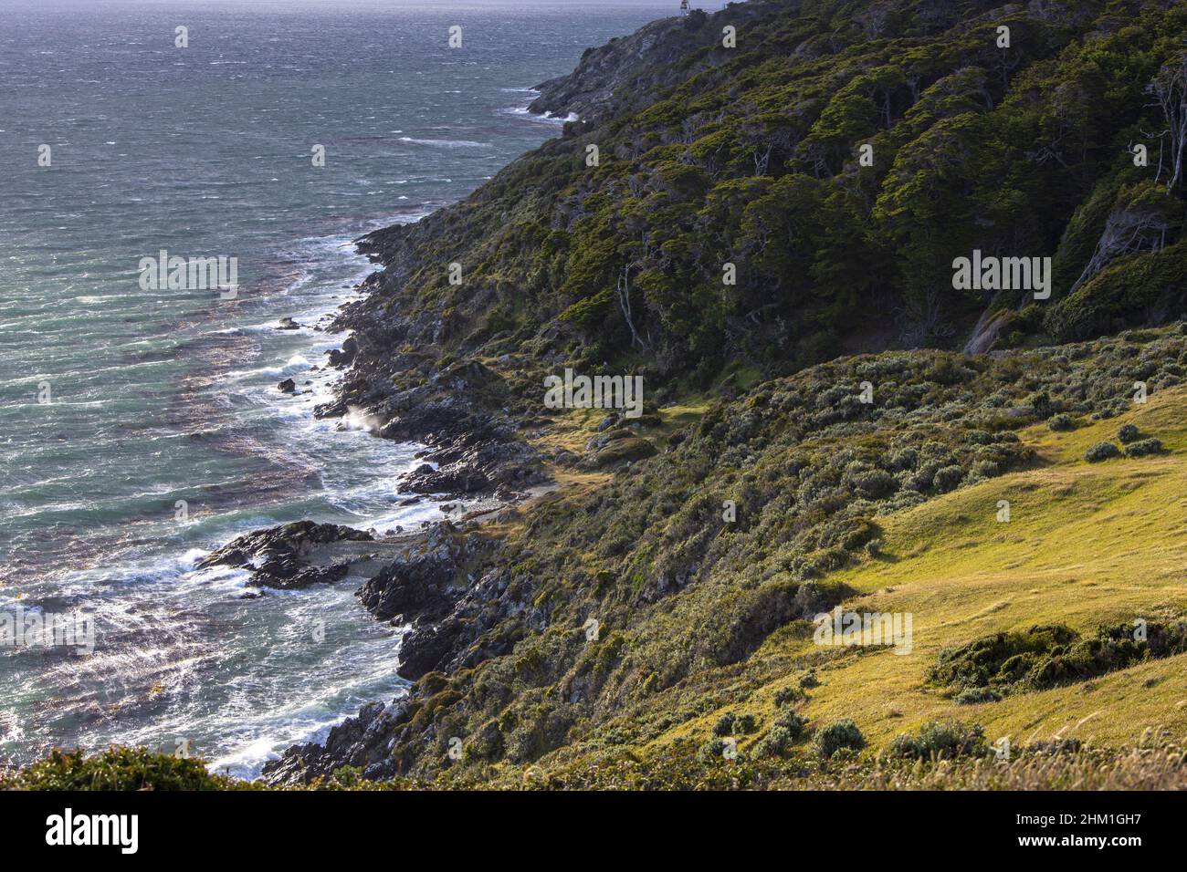 Vue fascinante d'un magnifique paysage marin avec une montagne à Playa Larga, Ushuaia, Argentine Banque D'Images