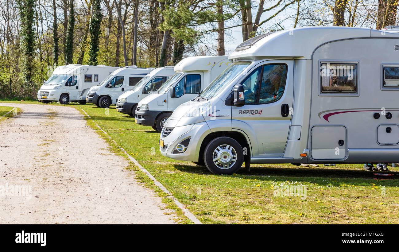 Diepenheim, pays-Bas - 25 avril 2021:rangée de campeurs blancs modernes garés dans un camping à Hof van Twente aux pays-Bas Banque D'Images