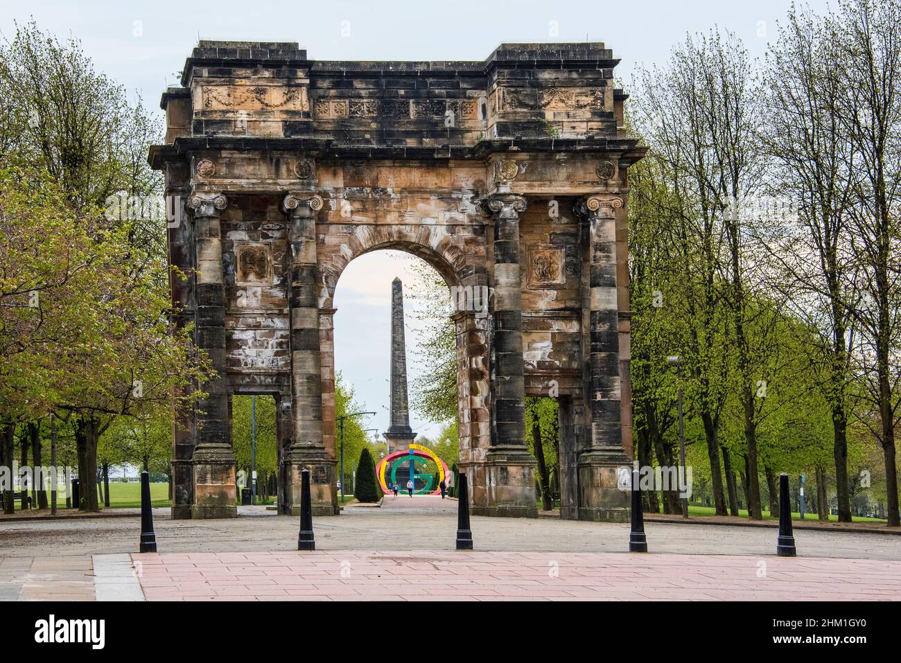 L'entrée de McLellan Arch au Glasgow Green avec la teh BIG G Commonwealth Games Scupture, et le Nelson Monument visible à travers l'arche. Banque D'Images