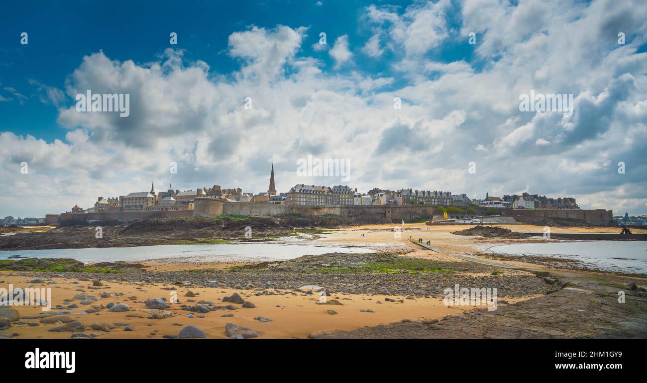 Horizon de la vieille ville de Saint-Malo, murs de la ville et plage, marée basse.Bretagne, France, Europe. Banque D'Images