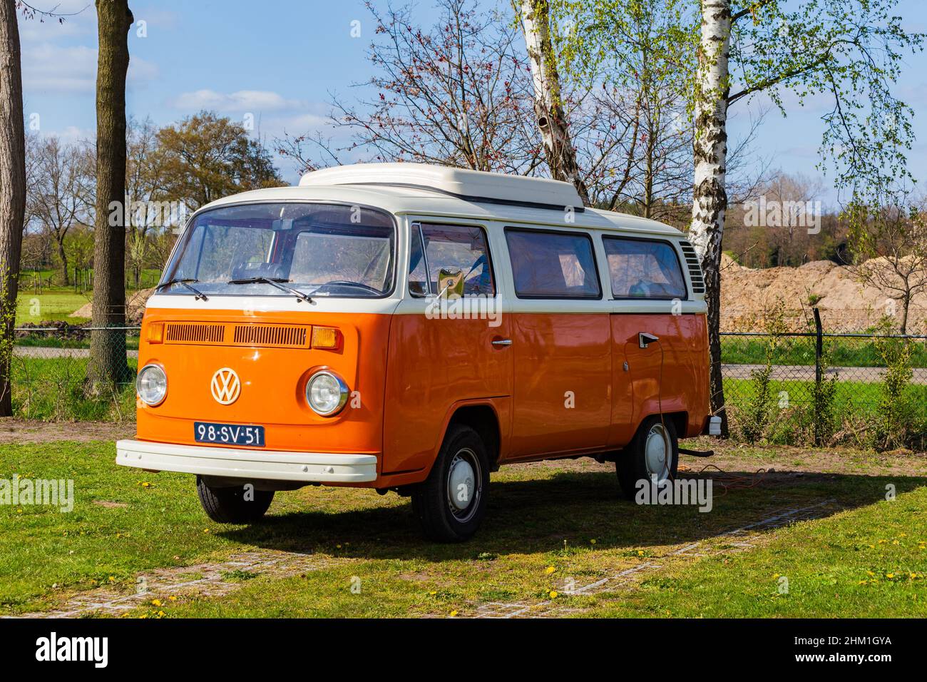 Diepenheim, pays-Bas - 25 avril 2021 : camionnette VW orange classique garée dans un camping à Hof van Twente aux pays-Bas Banque D'Images