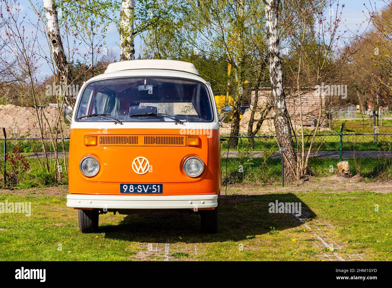 Diepenheim, pays-Bas - 25 avril 2021 : camionnette VW orange classique garée dans un camping à Hof van Twente aux pays-Bas Banque D'Images