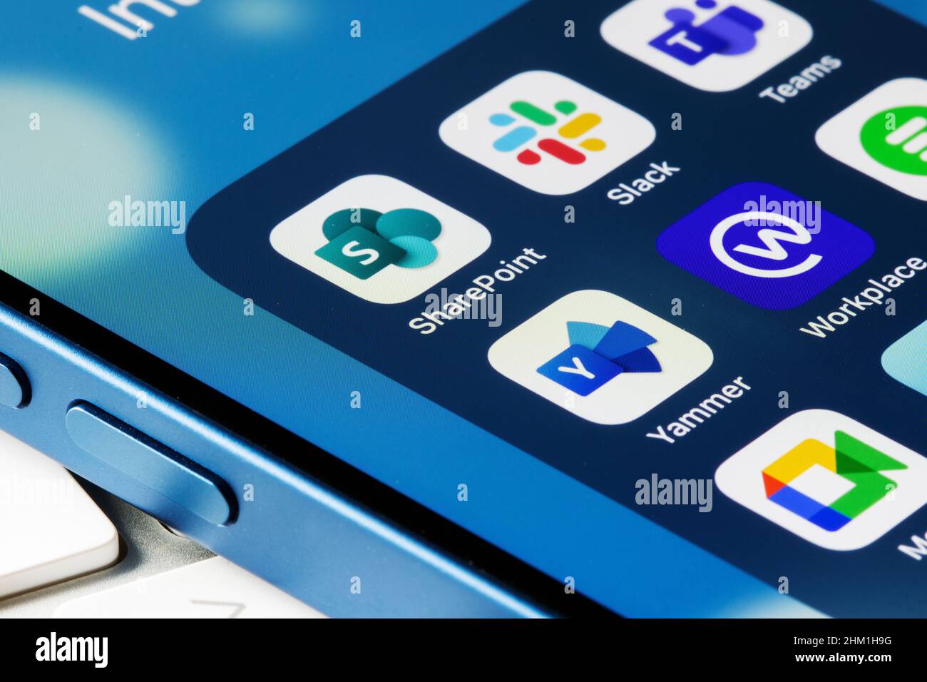 Diverses applications intranet sont visibles sur un iPhone, notamment Microsoft SharePoint, Slack, Teams, Yammer, Workplace par Facebook et Google Meet. Banque D'Images