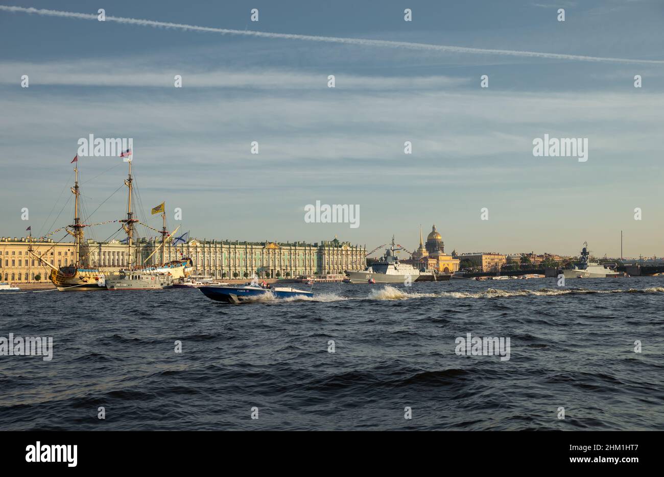 Le paysage avec des navires de guerre dans la rivière Neva avant les vacances de la marine russe à la journée ensoleillée, les derniers croiseurs parmi les monuments, Palace Bridge Banque D'Images