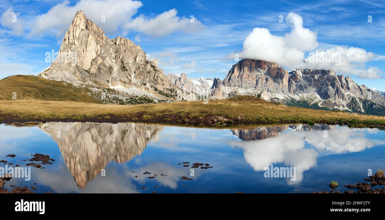 Vue du Passo Giau pour monter Ra Gusela de Nuvolau gruppe et Tofana ou Le Tofane Gruppe avec les nuages, la montagne, le lac Miroir dans les Dolomites, Italie Banque D'Images