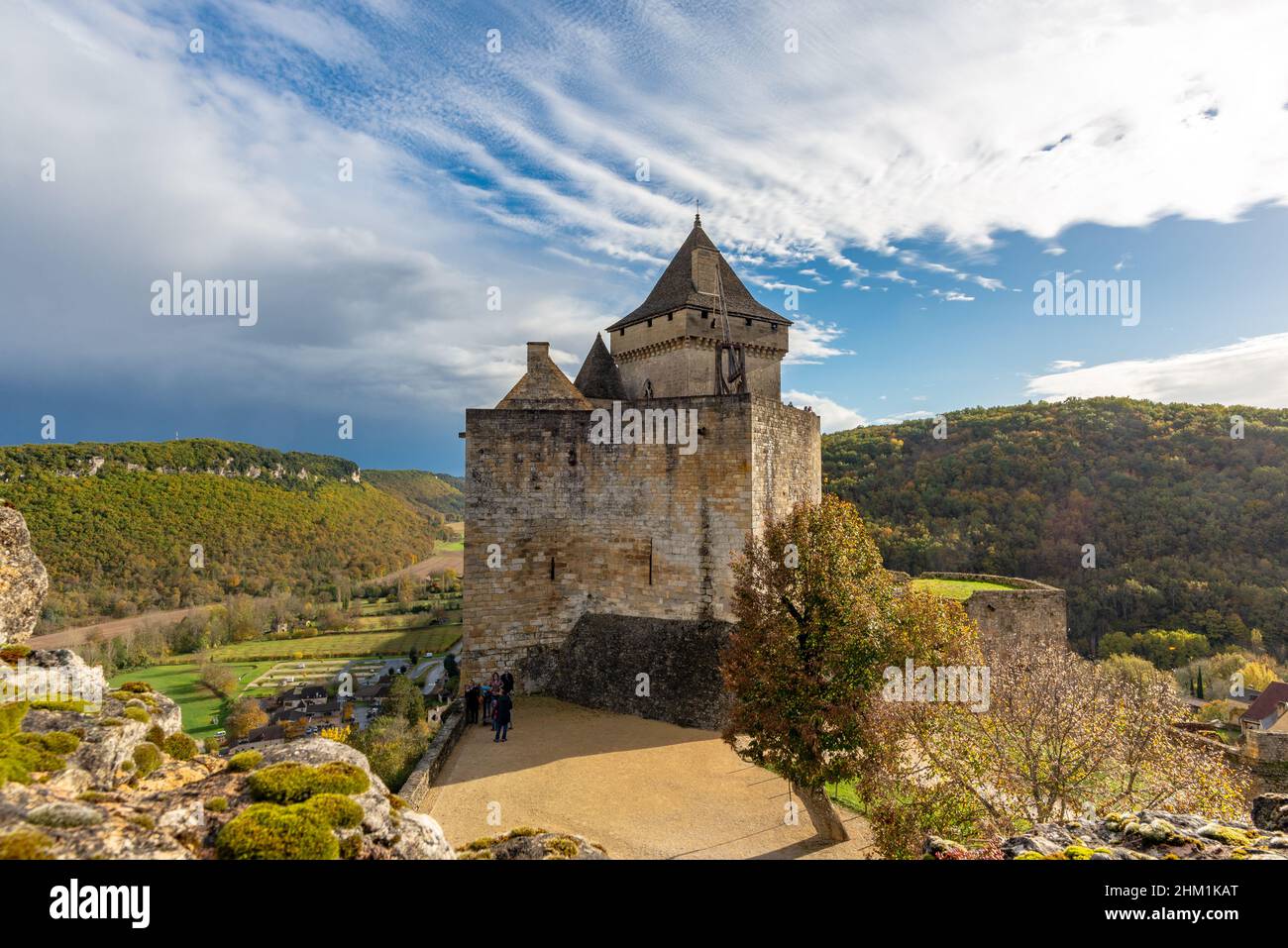 Castelnaud-la-Chapelle, France - 1 novembre 2021 : la forteresse médiévale de Castelnaud en Périgord, France, prise sur un après-midi d'automne partiellement ensoleillé W Banque D'Images