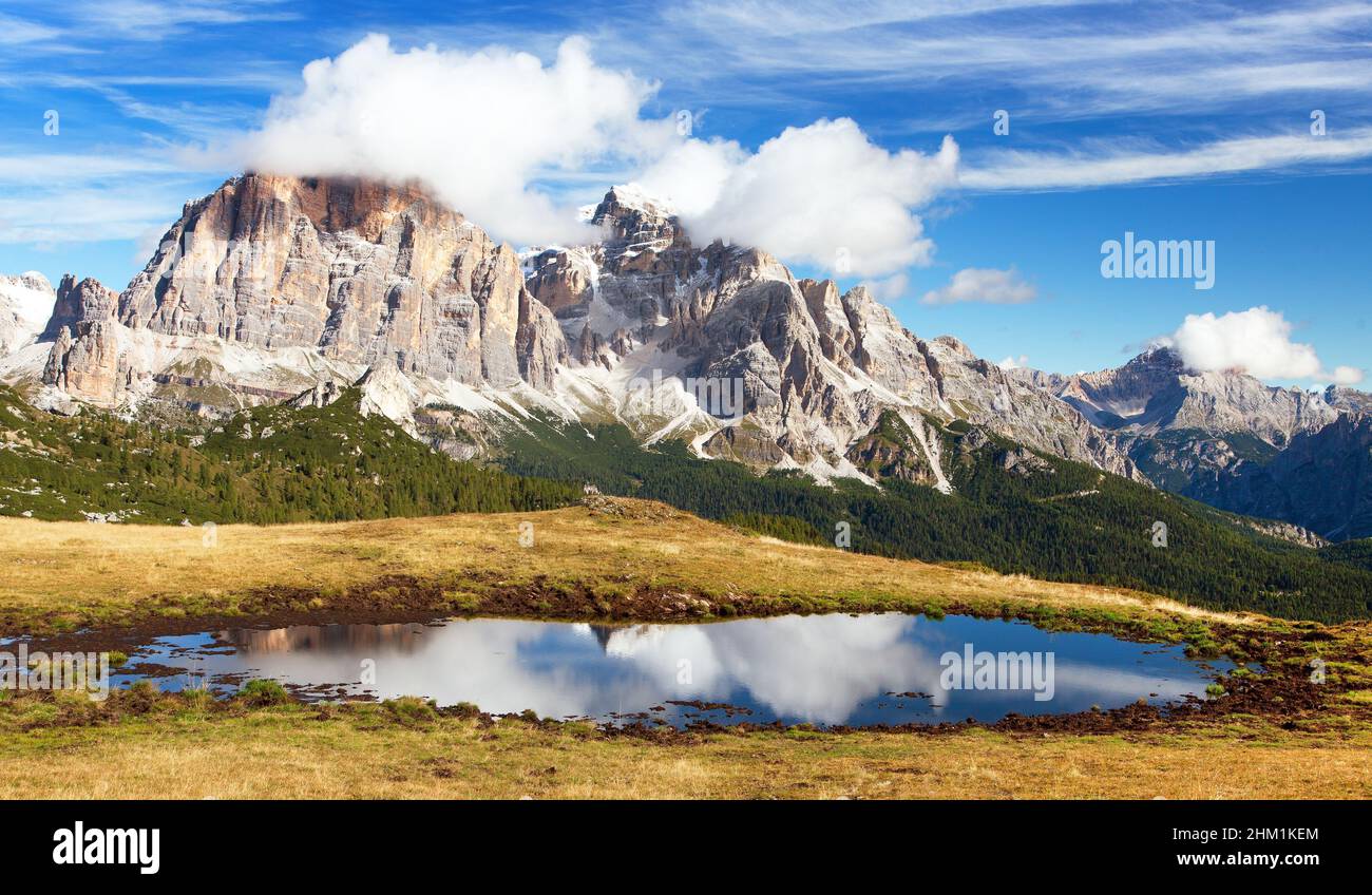 Vue de passo Giau, Tofana ou le Tofane Gruppe, miroir de montagne dans le lac, Dolomites, Italie Banque D'Images