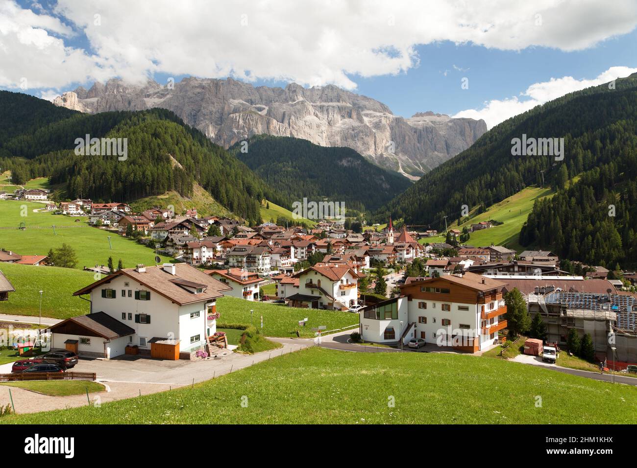 Selva Val Gardena ou Wolkenstein un village de vacances d'été et d'hiver à Val Gardena sous Sellagrupe ou Gruppo di Sella, Tirol du Sud, Dolomiten mounta Banque D'Images