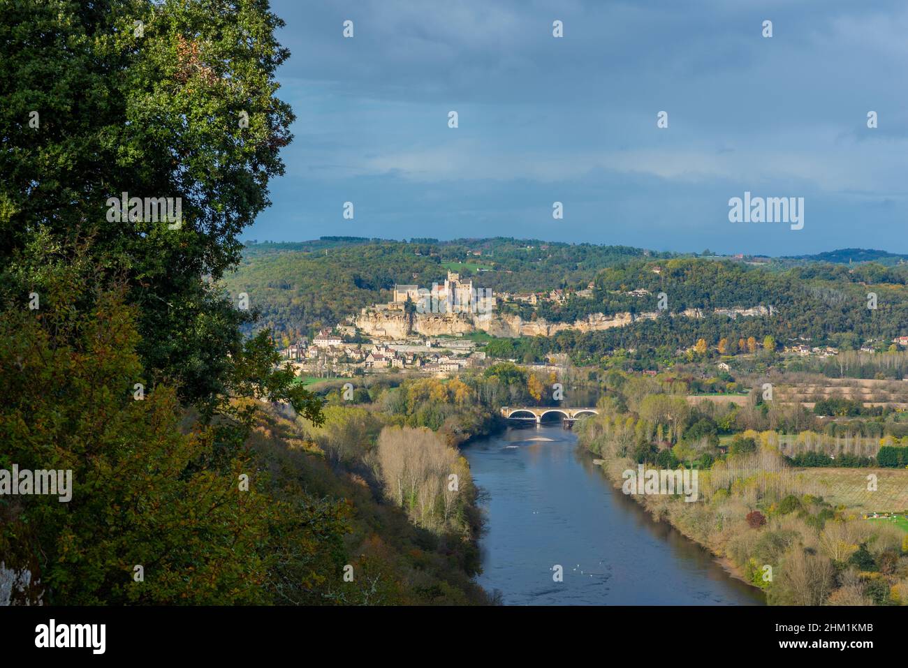 La ville et le castel de Beynac vus de la forteresse de Castelnaud.Prise en Périgord, en France, lors d'un après-midi d'automne ensoleillé Banque D'Images