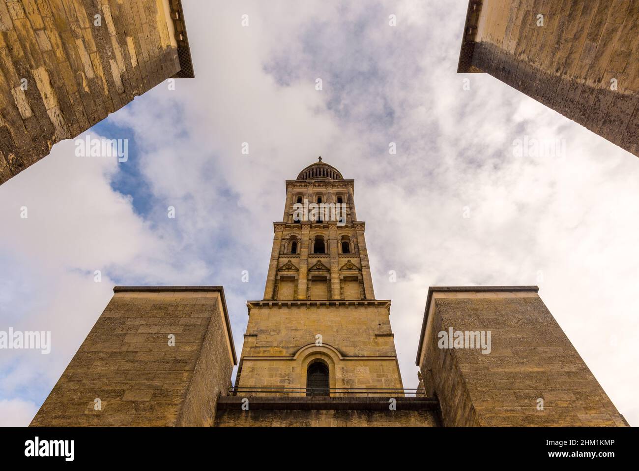 Vue à angle bas du clocher de la cathédrale de Périgueux.Pris dans un après-midi d'automne principalement nuageux Banque D'Images