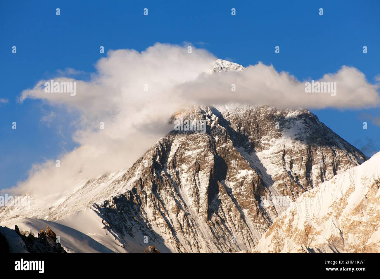 Vue panoramique en soirée du mont Everest avec de beaux nuages au sommet de Gokyo RI - région de l'Everest, parc national de Sagarmatha, vallée de Khumbu, Népal Banque D'Images