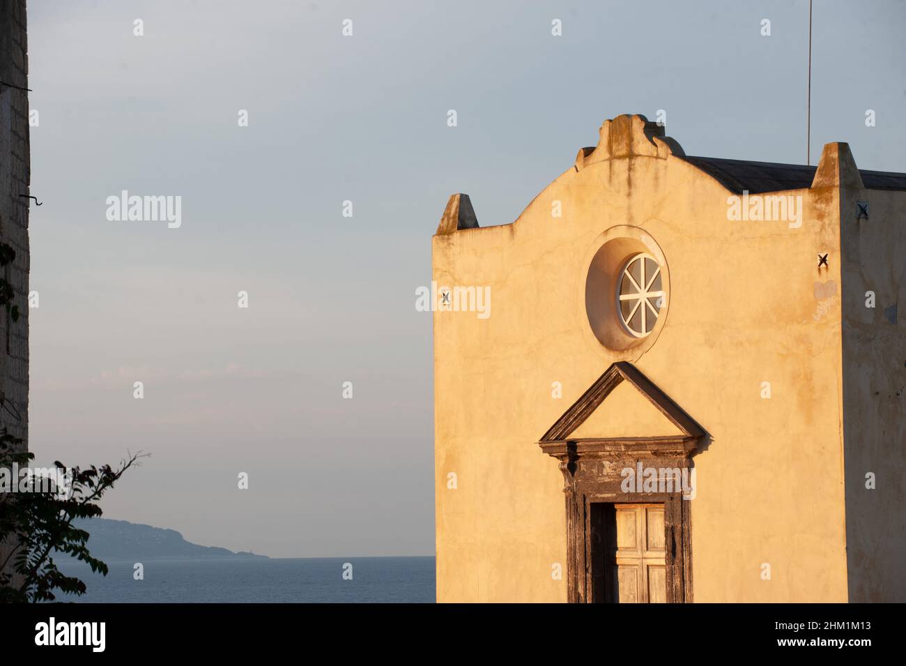 Petite église de Santa Margherita Nuova en face du village de Terra Murata Banque D'Images