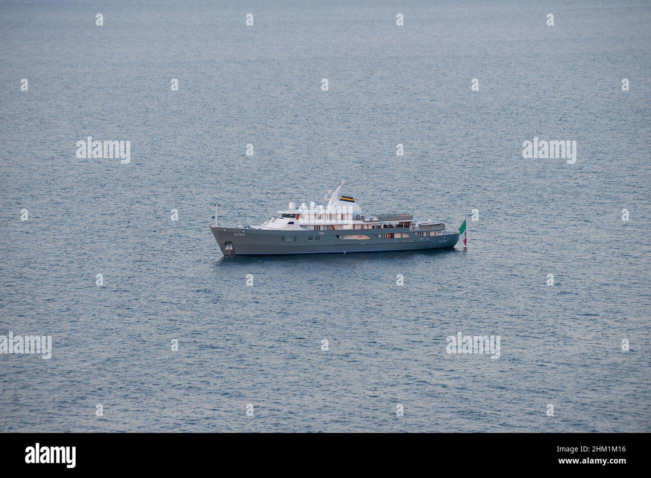 Motor Yacht Altair amarré dans la baie de Procida Banque D'Images
