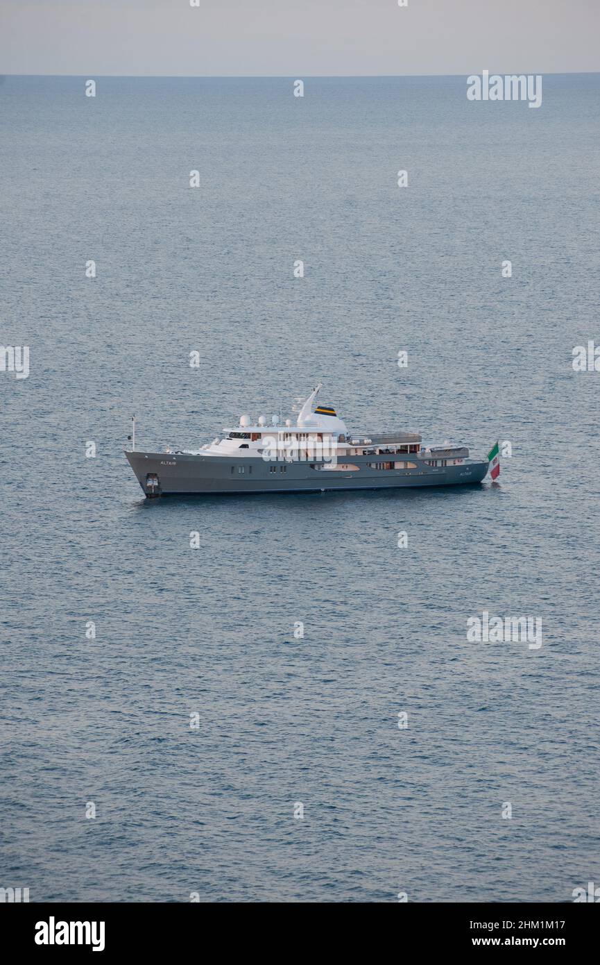 Motor Yacht Altair amarré dans la baie de Procida Banque D'Images