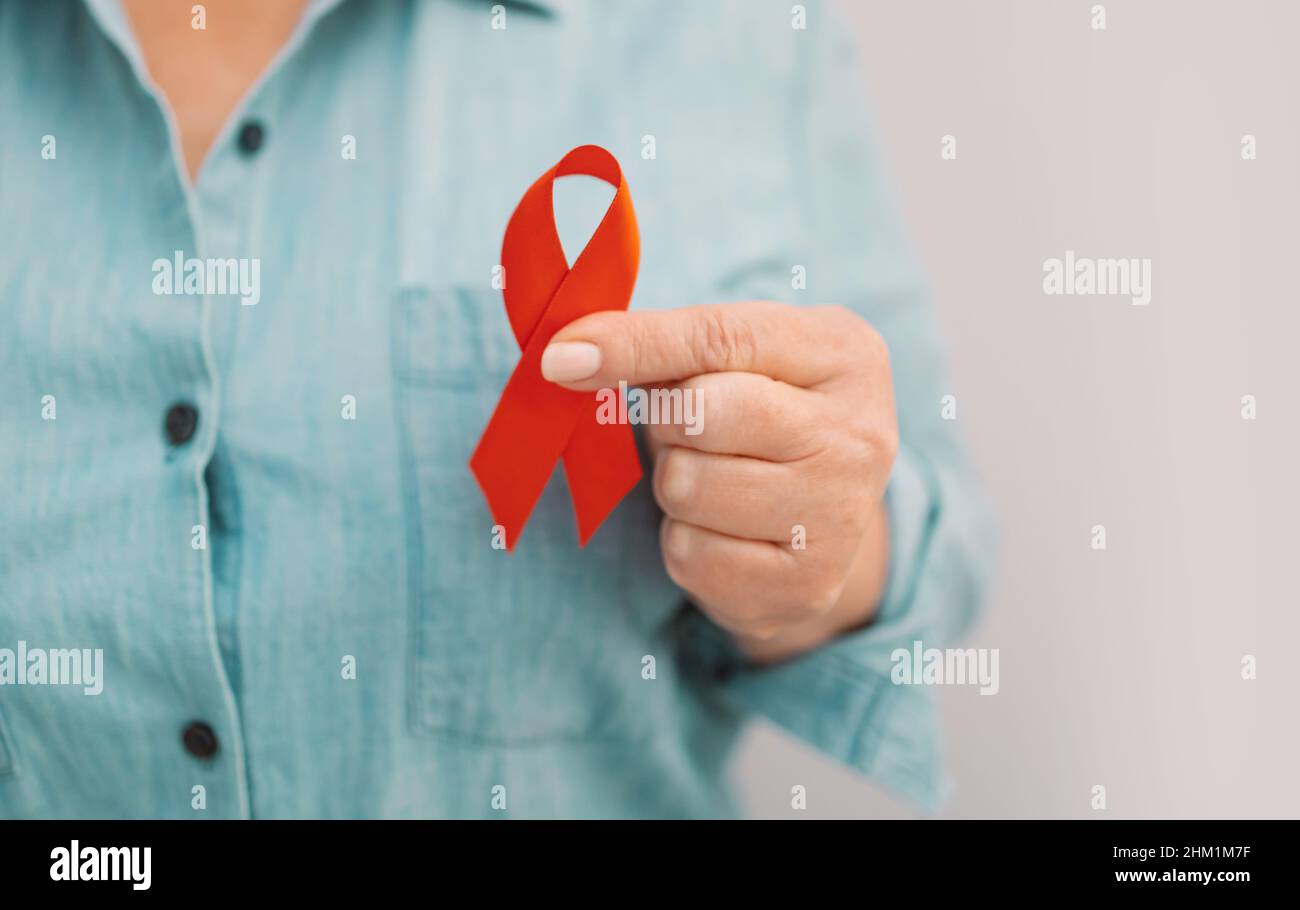 Les femmes tiennent le ruban rouge, le concept de sensibilisation au ...