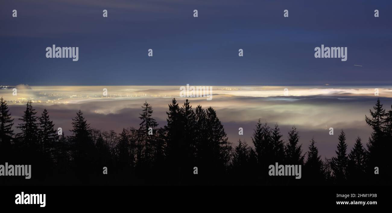 Brouillard recouvrant la ville moderne pendant le crépuscule hivernal. Banque D'Images