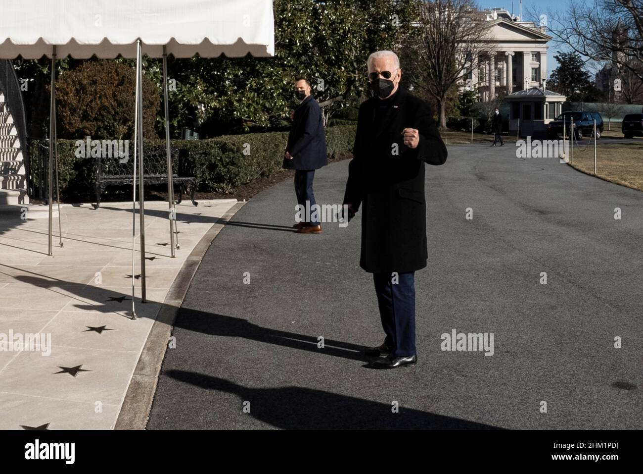 Le président Joe Biden prend des gestes après avoir répondu aux questions de la presse alors qu'il entre à la Maison Blanche depuis son week-end à Wilmington, Delaware, le dimanche 6 février 2022 à Washington DC.Photo de Ken Cedeno/Sipa USA Banque D'Images