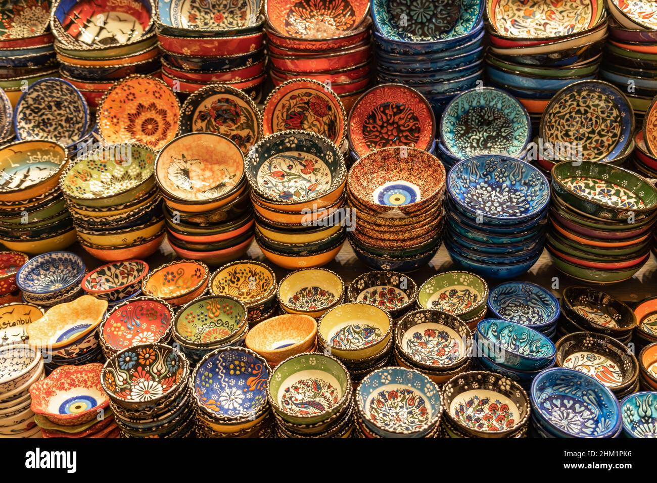 Céramique traditionnelle turque, poterie, bol dans le bazar. Bols en  céramique faits main, poterie et assiettes Photo Stock - Alamy