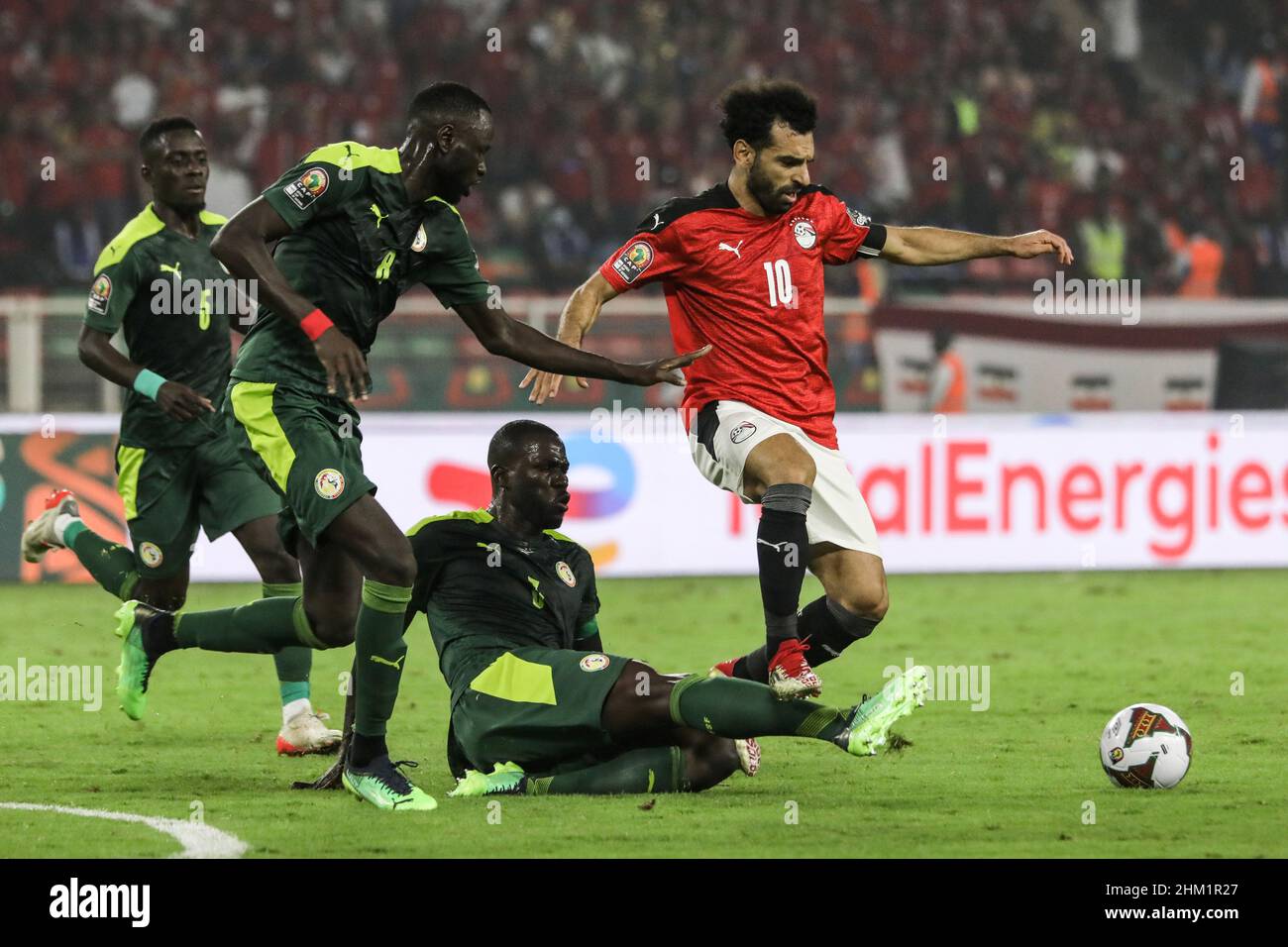 Yaoundé, Cameroun.06th févr. 2022.Mohamed Salah en Égypte joue sous la pression des joueurs sénégalais lors du match de football final de la coupe d'Afrique des Nations 2021 entre le Sénégal et l'Égypte au stade Paul Biya 'Olembe'.Credit: Ayman Aref/dpa/Alay Live News Banque D'Images