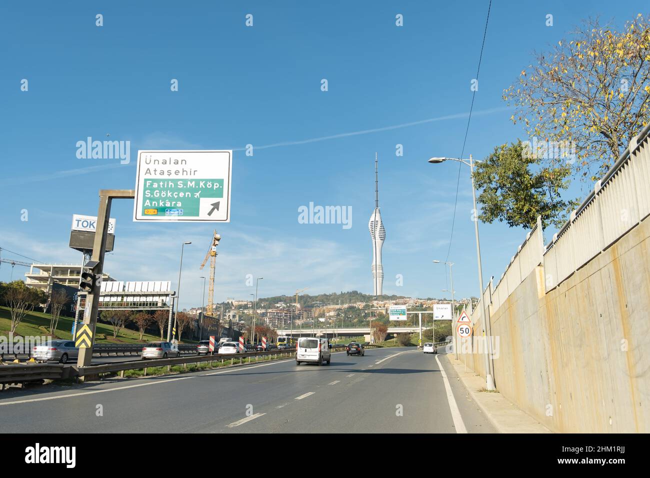 Camlıca radio Tour et autoroute à Istanbul, Turquie - octobre, 2021: La tour Camlıca est la plus grande tour de radio en Turquie. Banque D'Images