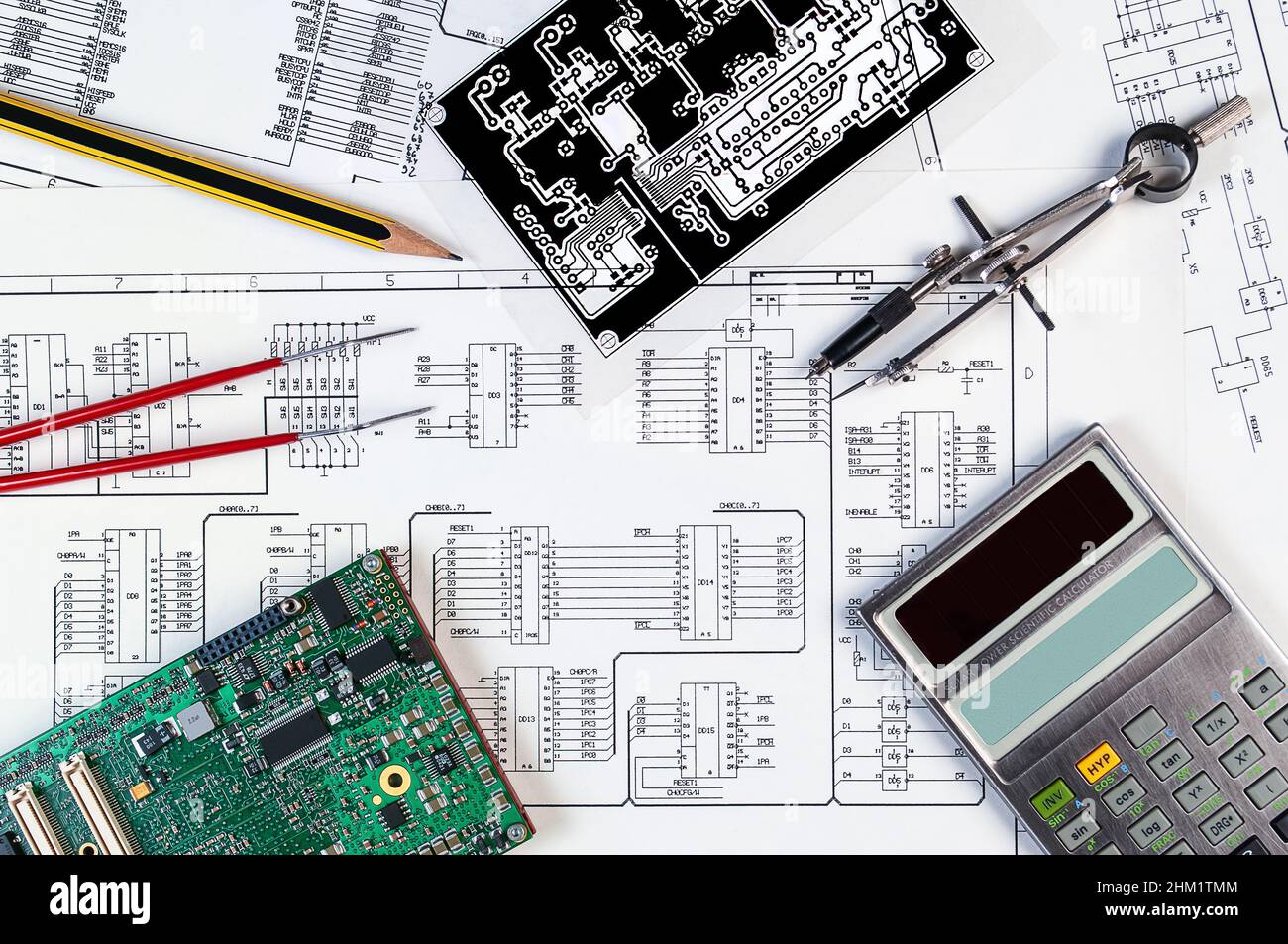 Carte électronique, calculatrice, pince à épiler et photomasque sur fond de schéma de circuit.Concept pour le développement et la conception de dev électronique Banque D'Images