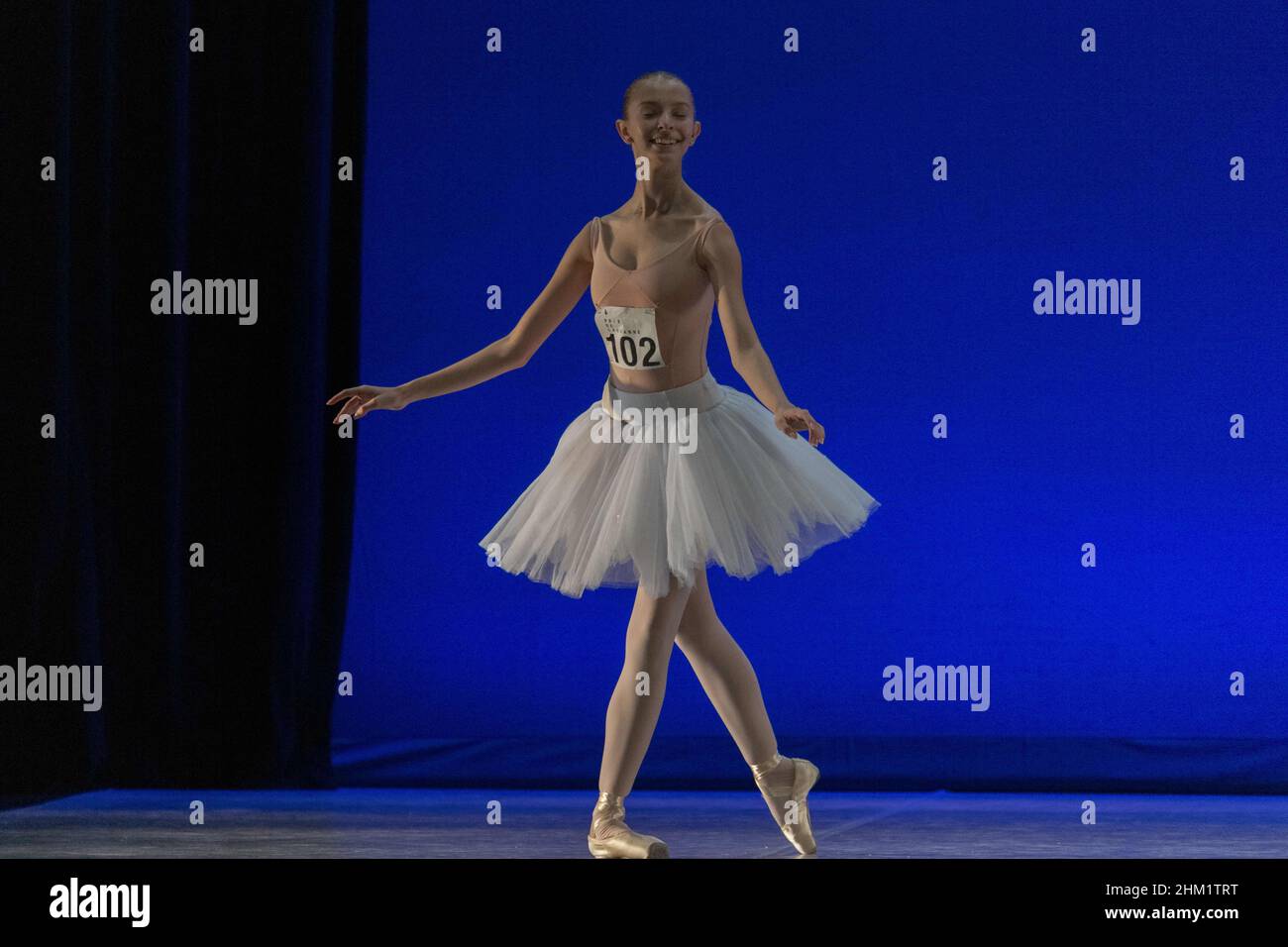 3 février 2022, Montreux, Centre de musique et de congrès, Suisse: Montreux Suisse, 02/03/2022: LucÃ­a Abril Marcucci de l'Argentine de l'Institut d'études avancées en art Teatro ColÃ³n (102) se produit pendant les sélections pour les finales du concours du Prix de Lausanne 2022 (Credit image: © Eric Dubost/Pacific Press via ZUMA Press Wire) Banque D'Images