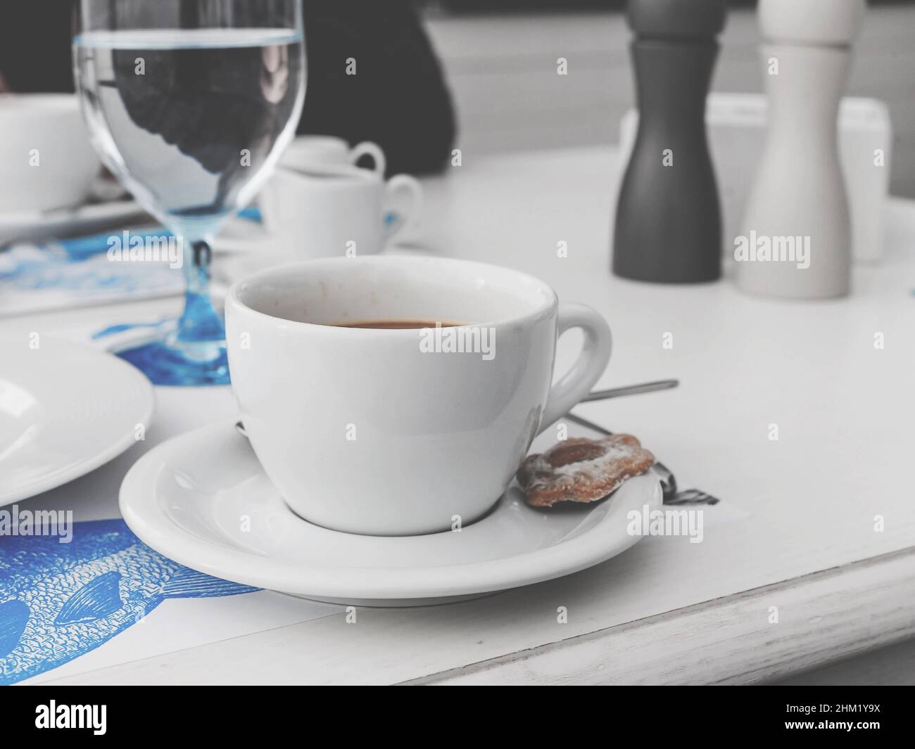 Intérieur moderne du restaurant avec café sur la table Banque D'Images