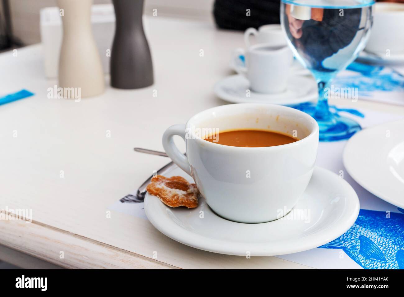 Intérieur moderne du restaurant avec café sur la table Banque D'Images