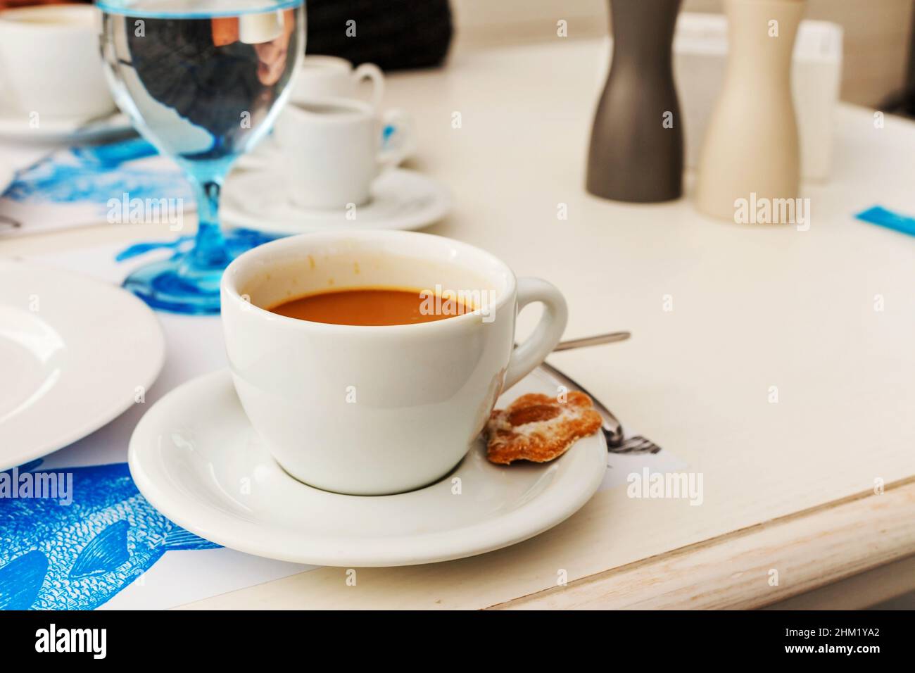 Intérieur moderne du restaurant avec café sur la table Banque D'Images